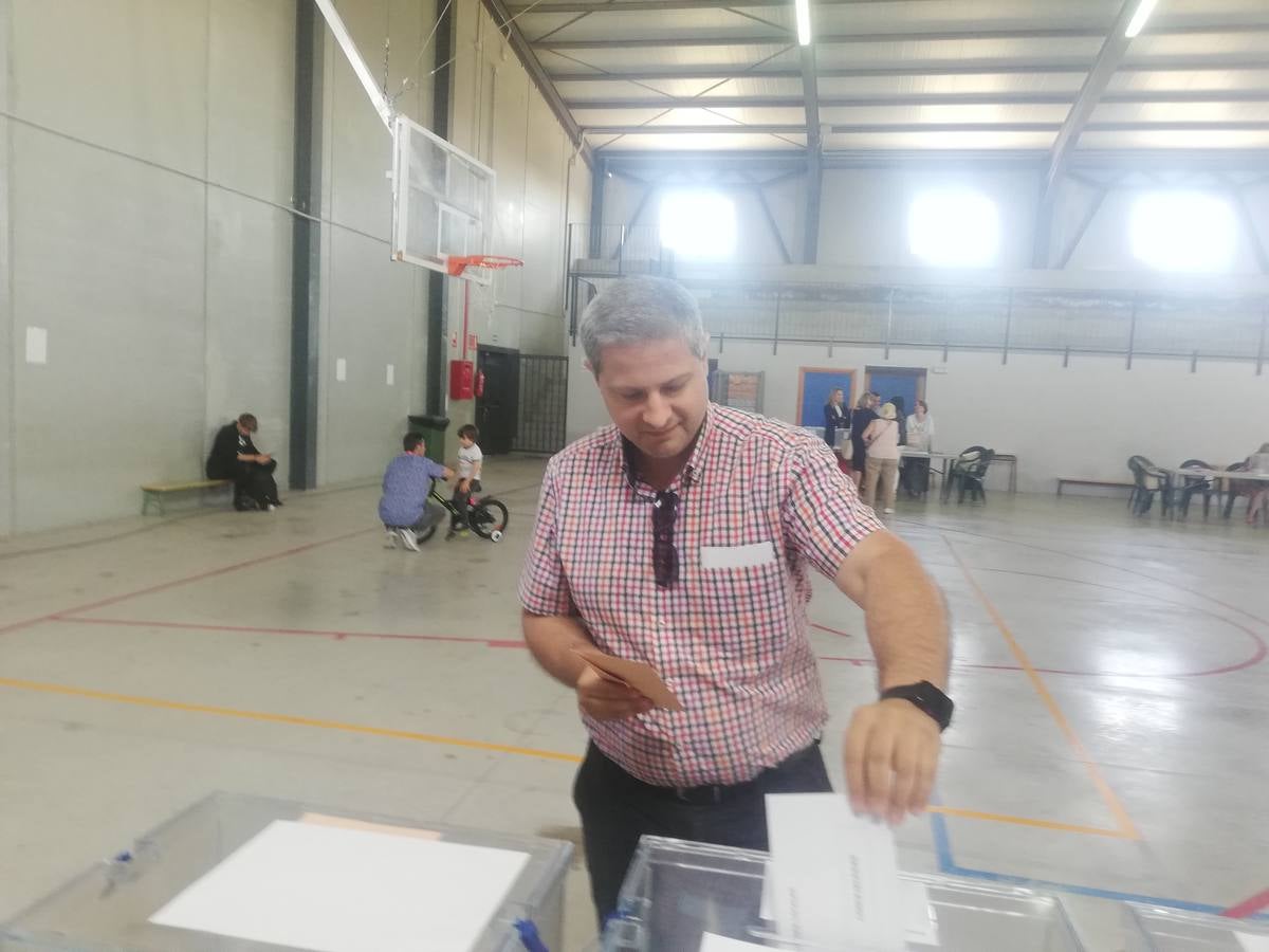 Mariano Martínez, candidato de Somos Región, ha votado a las once en el colegio Vistarreal de Altorreal.