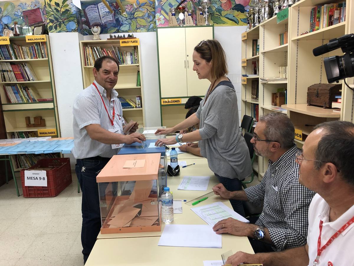 Juan Romero, candidato de IU en Alhama, vota en el colegio Gines Diaz-San Cristobal.