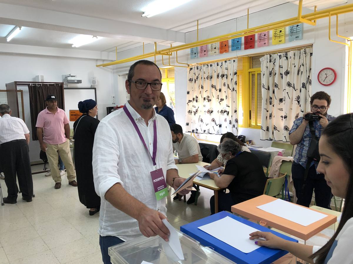 Javier Sánchez, candidato de Única de Podemos, vota en el colegio Gines Diaz-San Cristobal.de Alhama.