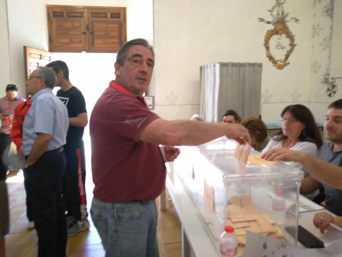 El candidato a la alcaldía de Pliego por IU, José Ángel Marín ha ejercido su derecho a voto en el convento de San Francisco de Mula, pese a ser candidato a la alcaldía de Pliego.
