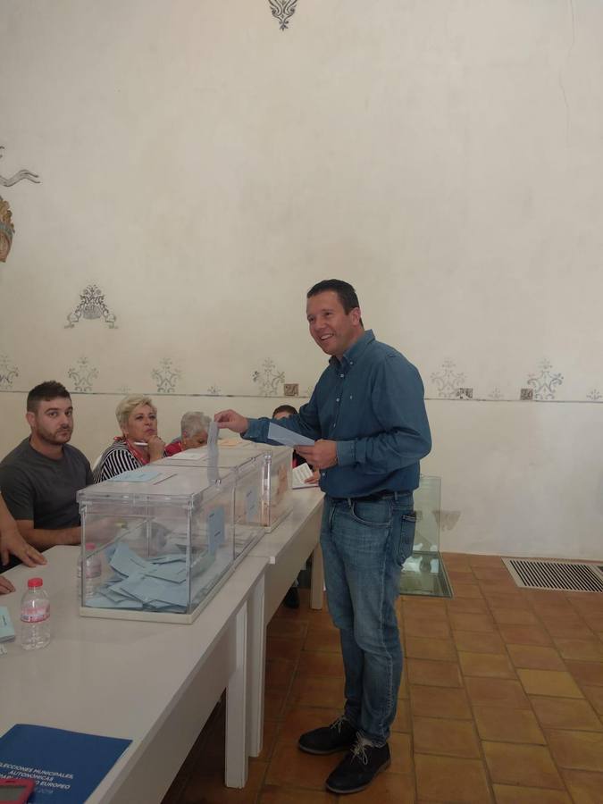 El alcalde de Mula y candidato a la alcaldía por el PSOE, Juan Jesús Moreno, ha ejercido su derecho a voto en la mesa electoral del convento de San Francisco, de Mula.
