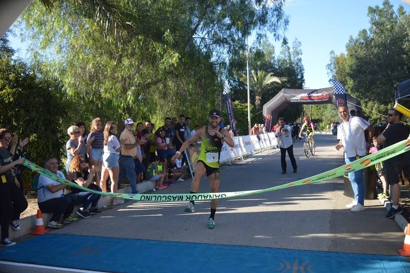 El corredor del Alumbres Sport vence con un tiempo de 20:12 minutos, mientras que la ganadora femenina completó el recorrido en 29:37