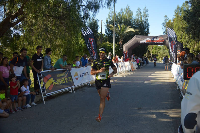 El corredor del Alumbres Sport vence con un tiempo de 20:12 minutos, mientras que la ganadora femenina completó el recorrido en 29:37