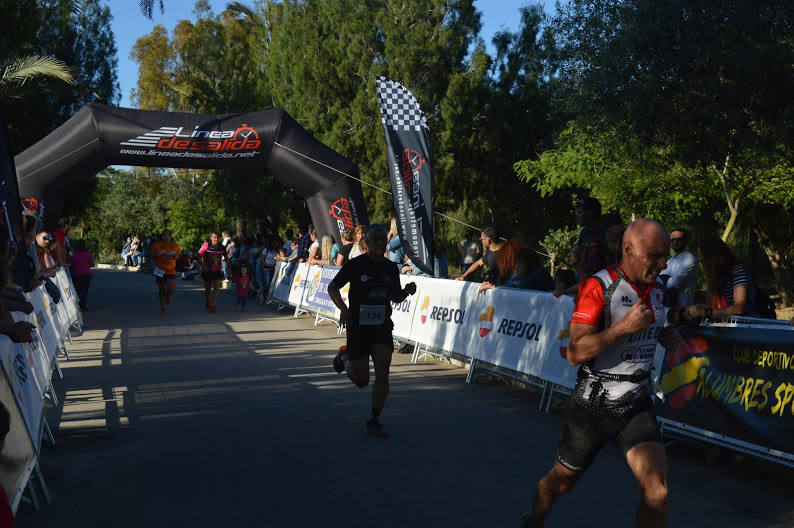 El corredor del Alumbres Sport vence con un tiempo de 20:12 minutos, mientras que la ganadora femenina completó el recorrido en 29:37