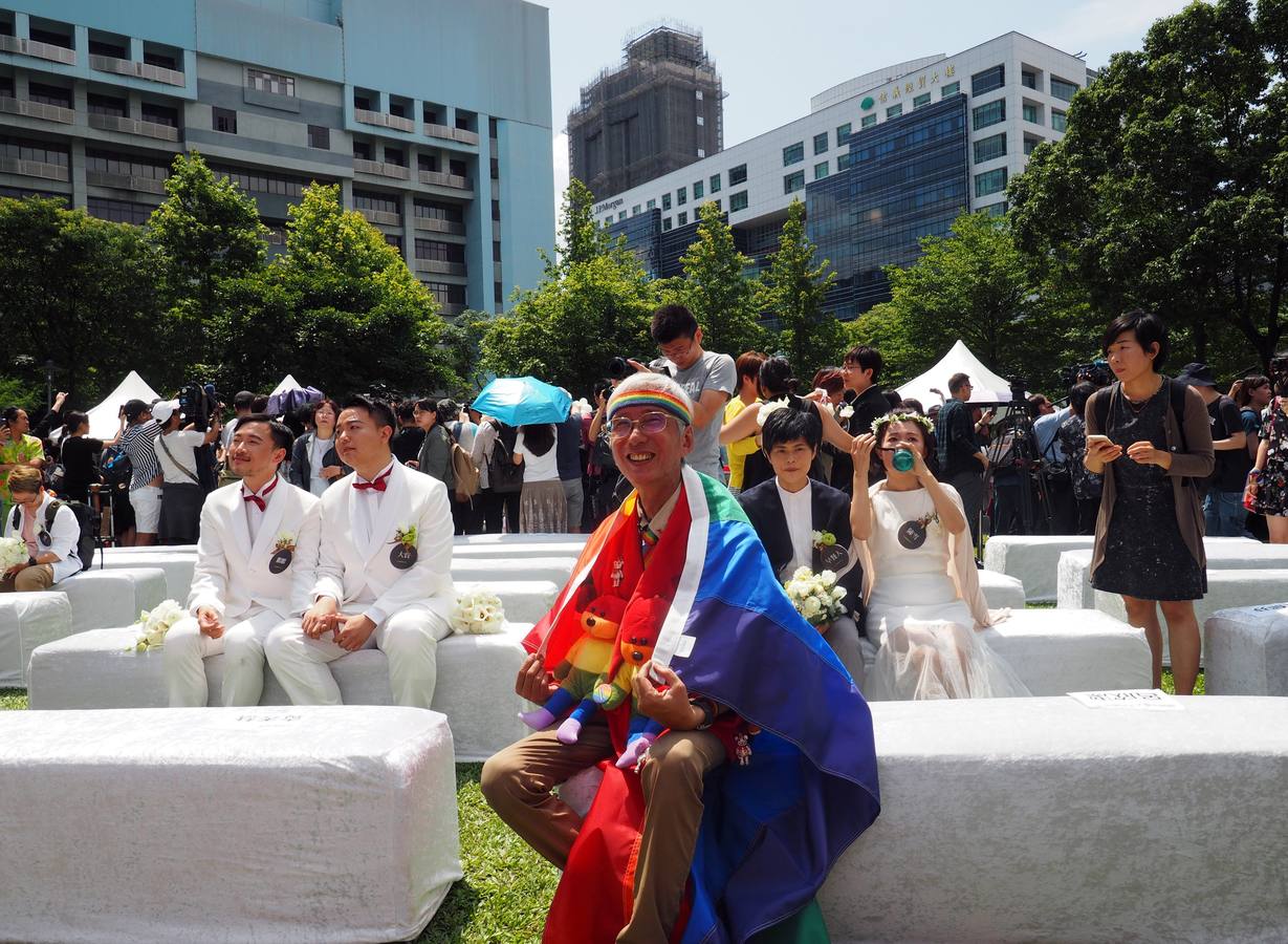 Cientos de parejas se casan durante el primer día del registro civil para matrimonios del mismo sexo en Taipei (Taiwán). Taiwán se convirtió en el primer país asiático en legalizar el matrimonio entre personas del mismo sexo. 