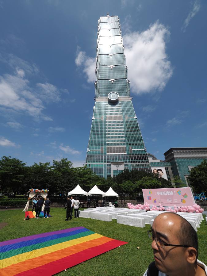 Cientos de parejas se casan durante el primer día del registro civil para matrimonios del mismo sexo en Taipei (Taiwán). Taiwán se convirtió en el primer país asiático en legalizar el matrimonio entre personas del mismo sexo. 