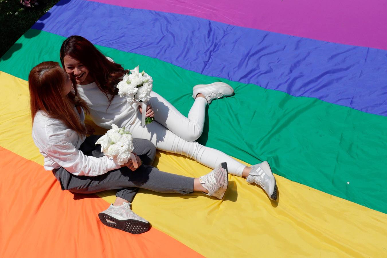 Cientos de parejas se casan durante el primer día del registro civil para matrimonios del mismo sexo en Taipei (Taiwán). Taiwán se convirtió en el primer país asiático en legalizar el matrimonio entre personas del mismo sexo. 