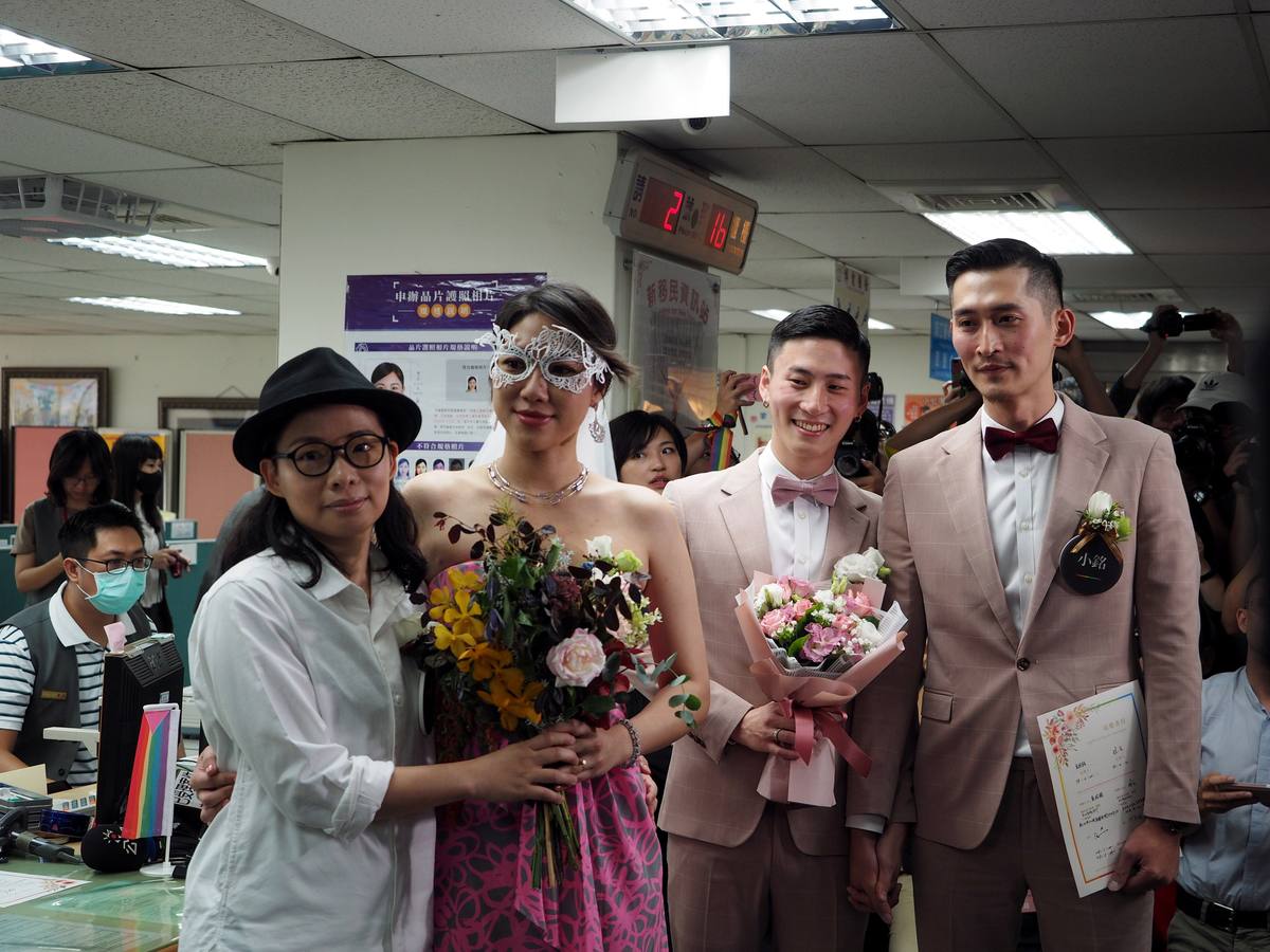 Cientos de parejas se casan durante el primer día del registro civil para matrimonios del mismo sexo en Taipei (Taiwán). Taiwán se convirtió en el primer país asiático en legalizar el matrimonio entre personas del mismo sexo. 