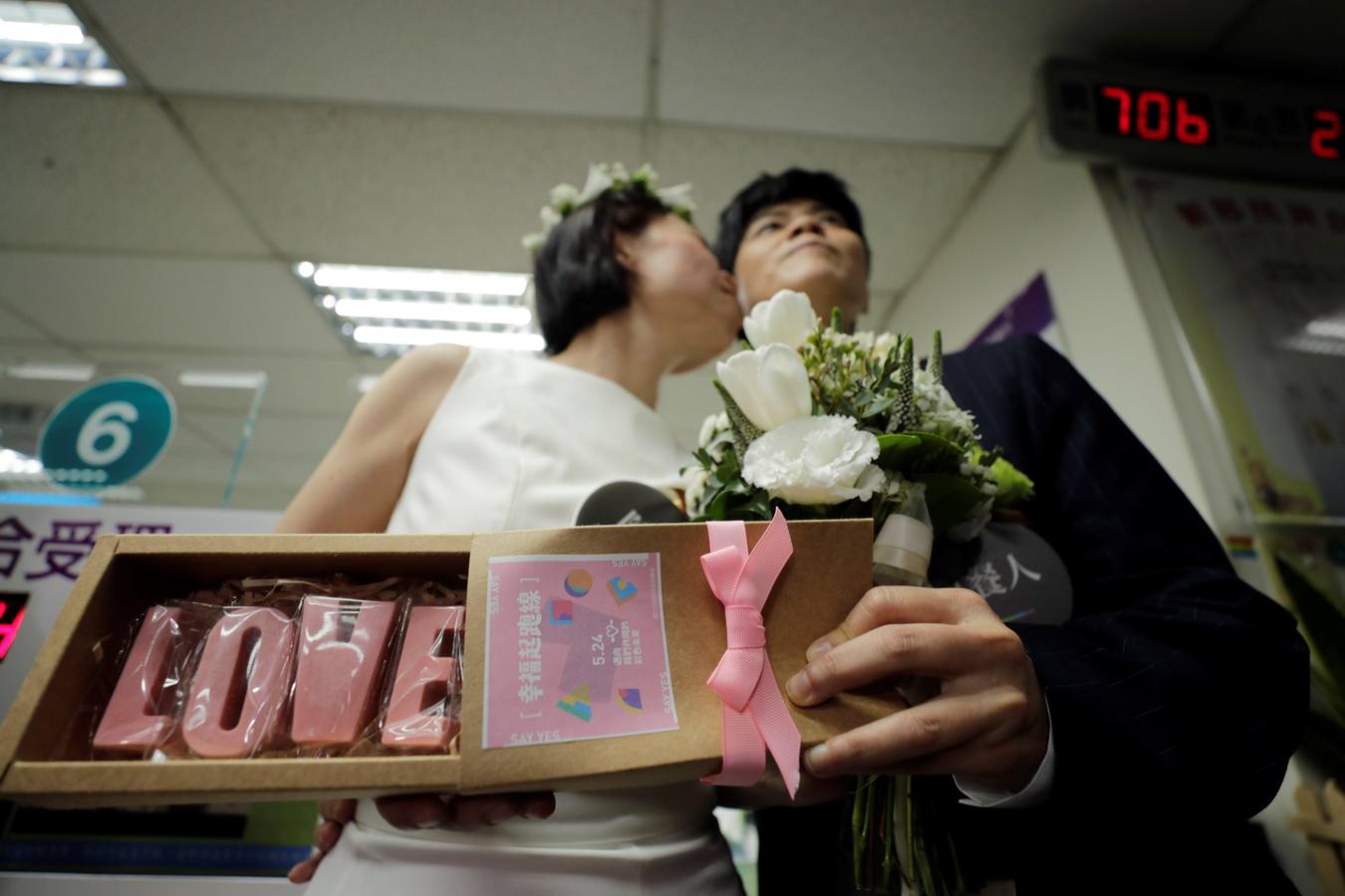 Cientos de parejas se casan durante el primer día del registro civil para matrimonios del mismo sexo en Taipei (Taiwán). Taiwán se convirtió en el primer país asiático en legalizar el matrimonio entre personas del mismo sexo. 