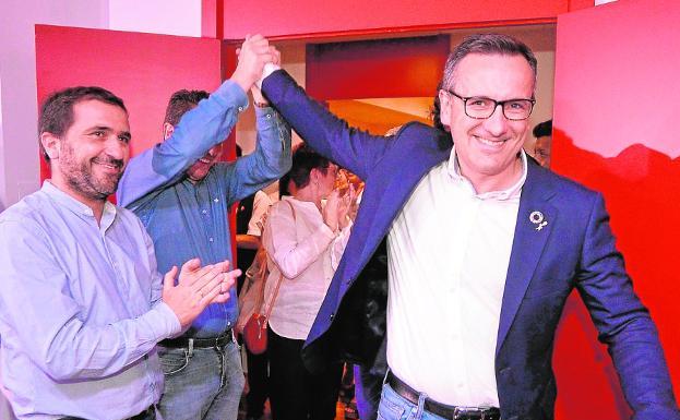 Diego Conesa y Juan Luis Soto celebran el resultado de las elecciones. 