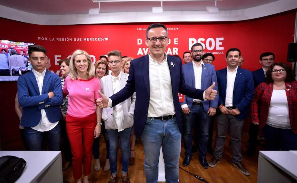 Diego Conesa, el candidato socialista a la presidencia de la Comunidad Autónoma, celebra la victoria, de madrugada, con la plana mayor de su partido. 