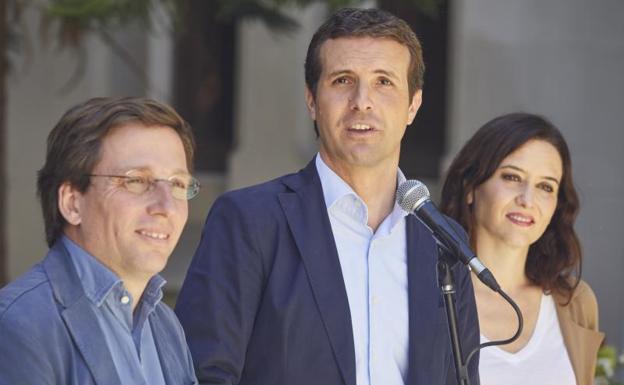 Pablo Casado junto a Martínez Almeida y Díaz Ayuso.