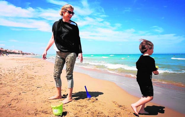 La alcaldesa molinense, Esther Clavero, aprovechó ayer para ir a la playa a desconectar tras las elecciones y disfrutar junto a su hijo. 