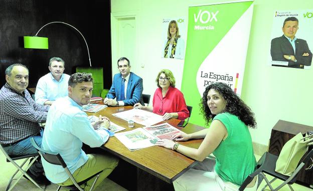 Momento de la reunión que mantuvieron ayer los integrantes del Comité Ejecutivo Provincial de Vox Murcia en su sede. 