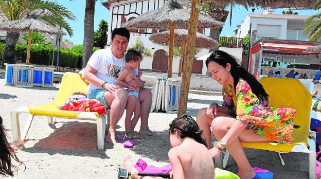 José Miguel Luengo, alcalde de San Javier, descansó en la playa de La Ribera con su mujer, Pilar, y sus hijas, ayer. 