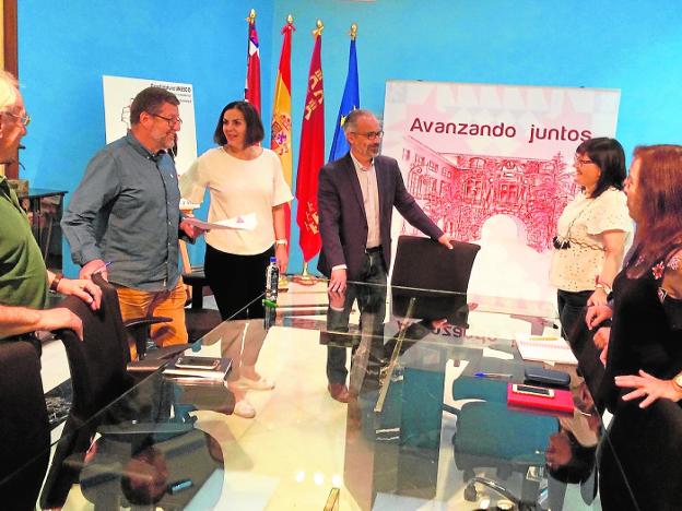 El alcalde de Caravaca de la Cruz, José Moreno (c), antes de la reunión de junta de gobierno, ayer. 