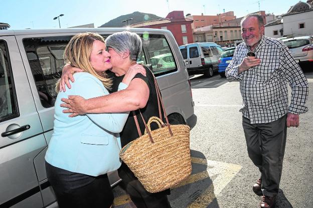 Dos vecinos saludan y felicitan a la alcaldesa de Mazarrón, Alicia Jiménez, en una calle de Mazarrón. 