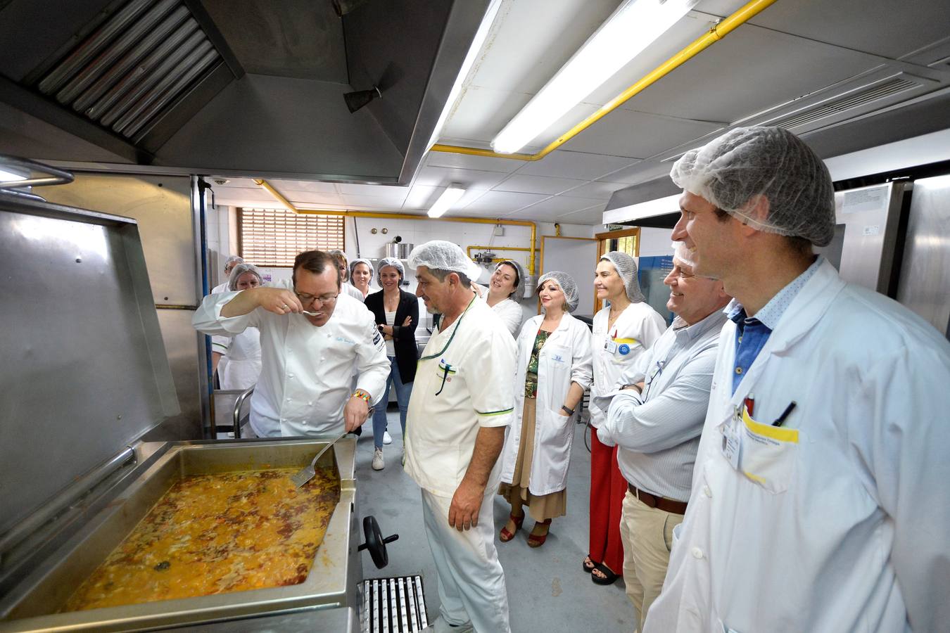 González-Conejero y los alumnos de hostelería de Juan Antonio Pellicer cocinan para los pacientes del Morales y La Arrixaca 