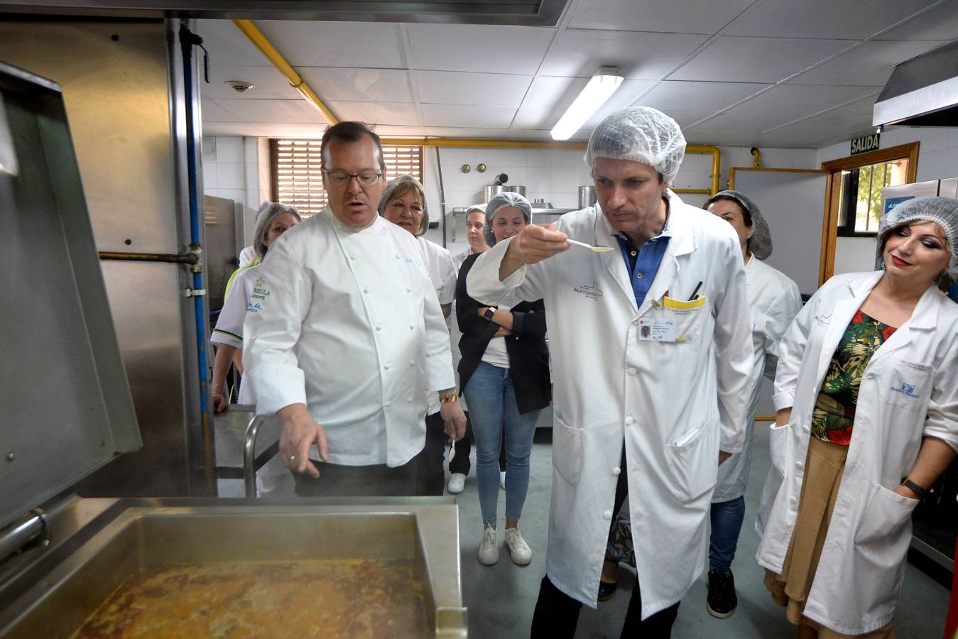 González-Conejero y los alumnos de hostelería de Juan Antonio Pellicer cocinan para los pacientes del Morales y La Arrixaca 