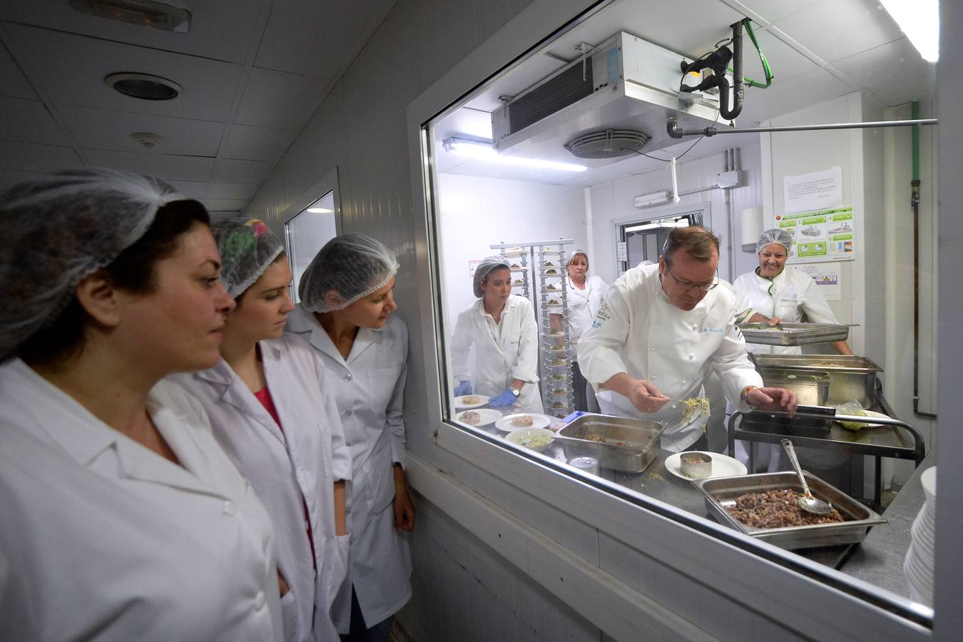 González-Conejero y los alumnos de hostelería de Juan Antonio Pellicer cocinan para los pacientes del Morales y La Arrixaca 