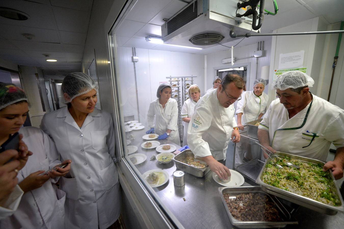 González-Conejero y los alumnos de hostelería de Juan Antonio Pellicer cocinan para los pacientes del Morales y La Arrixaca 