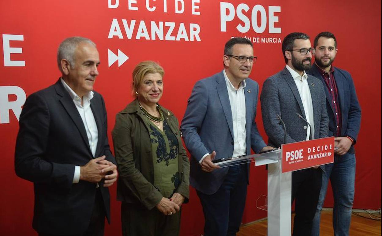 Conesa, junto al resto de miembros de la Comisión Ejecutiva del PSRM, durante la reunión de este órgano del partido, este miércoles en Murcia.