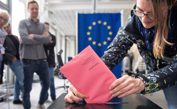 Una votante deposita en Hamburgo su voto por correo para las elecciones al Parlamento Europeo.