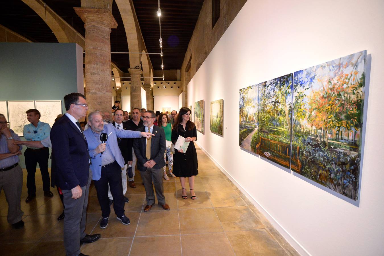 El pintor Hurtado Mena (Murcia, 1955) protagoniza la exposición 'El huerto de vida', un mundo de libertad para el que ha escogido su entorno más cercano
