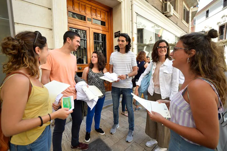 El consejero de Salud, Manuel Villegas, recibe a los 288 médicos residentes que empiezan a trabajar en los centros sanitarios del SMS