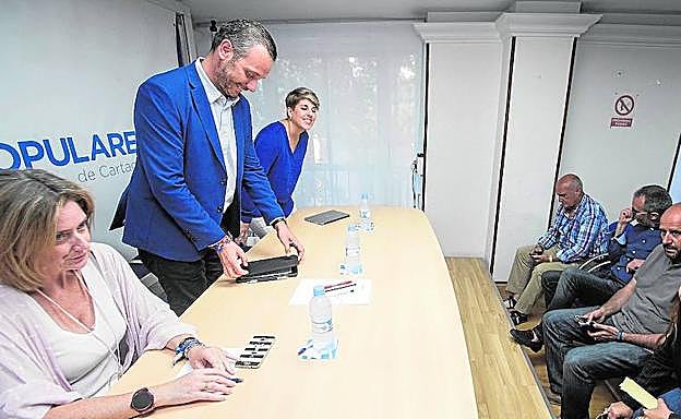 Noelia Arroyo y Joaquín Segado en la Junta Directiva del PP de Cartagena.
