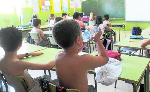 Alumnos de segundo de Primaria del colegio Ciudad de la Paz de El Palma dan clase sin camiseta asfixiados por el calor en una foto de archivo.