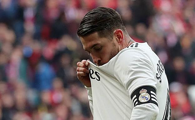Sergio Ramos besa el escudo del Real Madrid. 