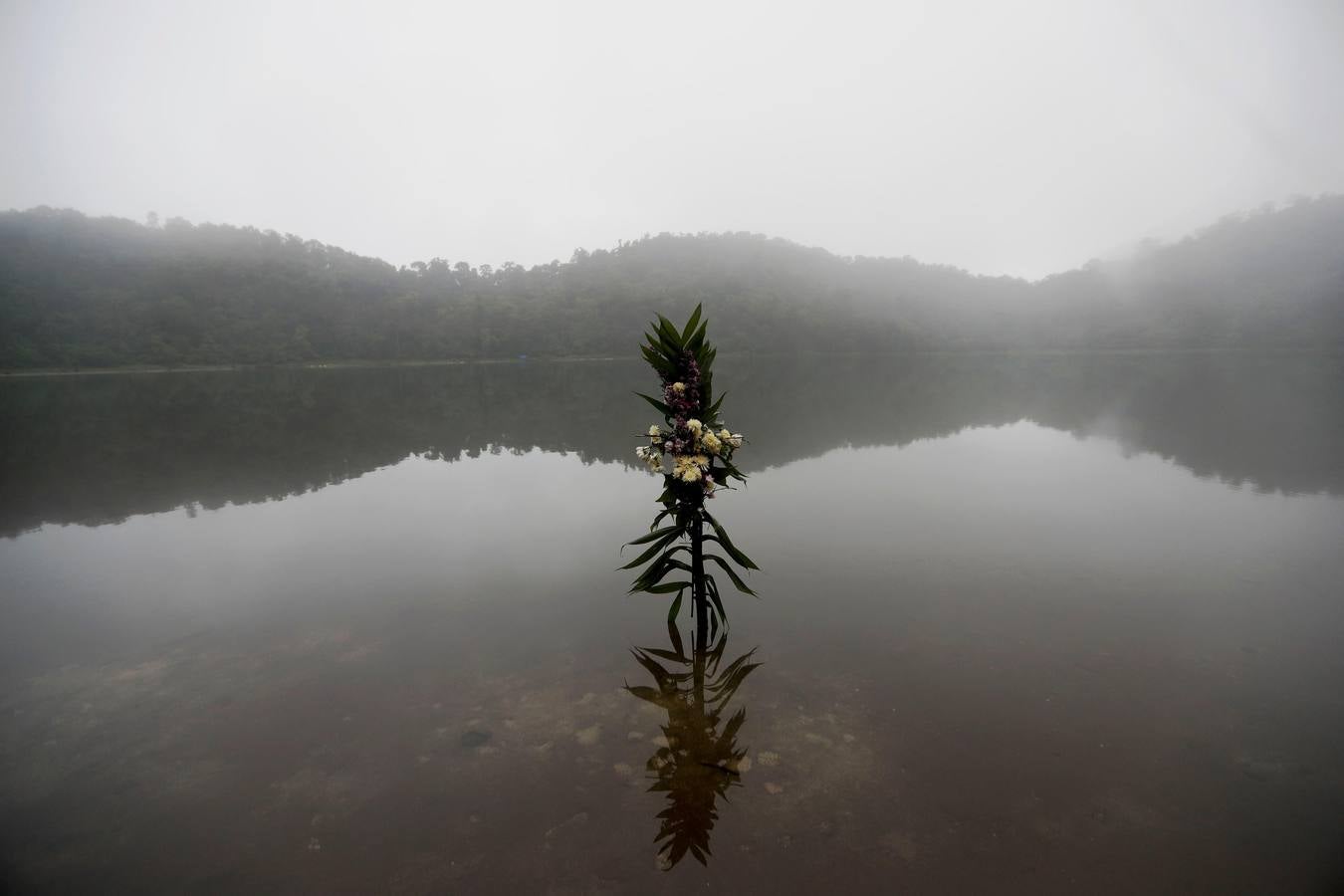 La Laguna de Chicabal, una cuenca sagrada de los mayas color verde esmeralda y rodeada por un bosque de nubes donde se escucha el murmullo del quetzal, es un encuentro espiritual de indígenas: antes del amanecer, centenares de indígenas Mam suben una montaña empinada para llegar al centro del cráter de Chicabal, que desde hace cientos de años se ha convertido en el escenario de la «Rogativa de la lluvia». 