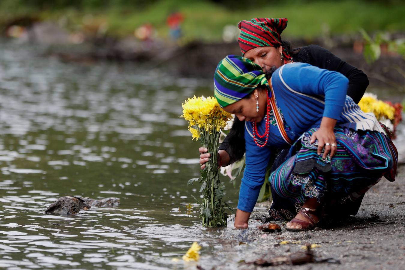 La Laguna de Chicabal, una cuenca sagrada de los mayas color verde esmeralda y rodeada por un bosque de nubes donde se escucha el murmullo del quetzal, es un encuentro espiritual de indígenas: antes del amanecer, centenares de indígenas Mam suben una montaña empinada para llegar al centro del cráter de Chicabal, que desde hace cientos de años se ha convertido en el escenario de la «Rogativa de la lluvia». 