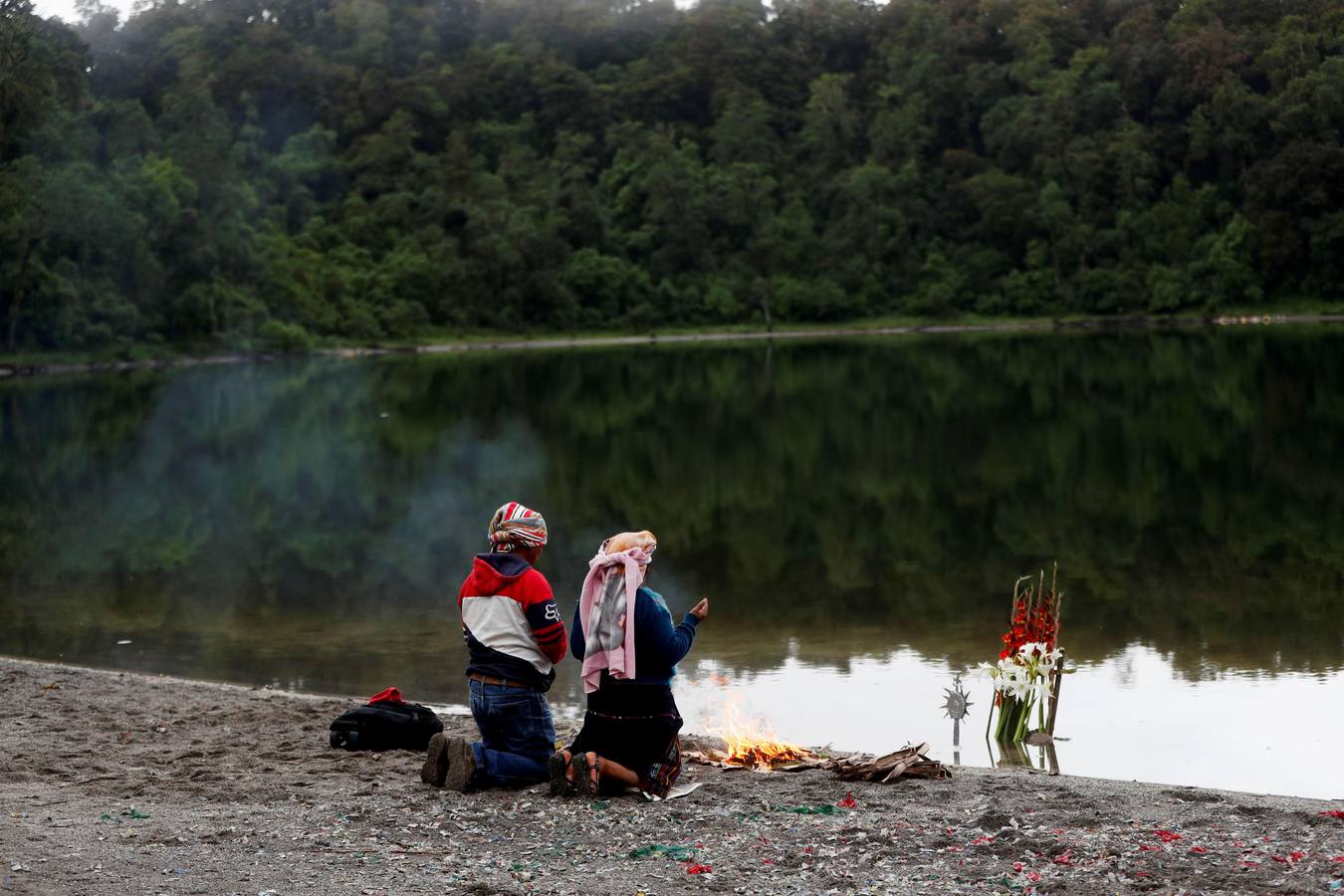 La Laguna de Chicabal, una cuenca sagrada de los mayas color verde esmeralda y rodeada por un bosque de nubes donde se escucha el murmullo del quetzal, es un encuentro espiritual de indígenas: antes del amanecer, centenares de indígenas Mam suben una montaña empinada para llegar al centro del cráter de Chicabal, que desde hace cientos de años se ha convertido en el escenario de la «Rogativa de la lluvia». 
