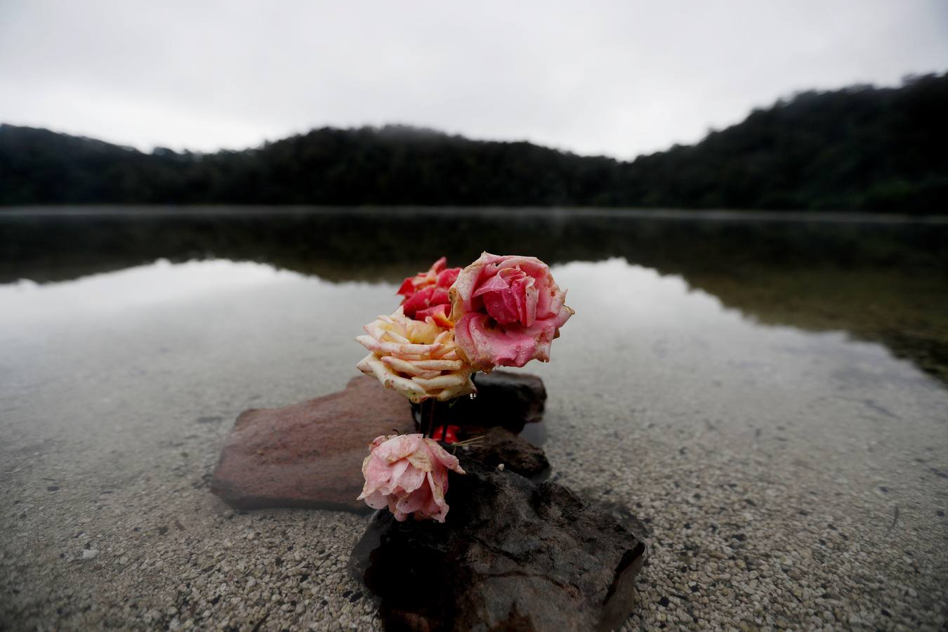 La Laguna de Chicabal, una cuenca sagrada de los mayas color verde esmeralda y rodeada por un bosque de nubes donde se escucha el murmullo del quetzal, es un encuentro espiritual de indígenas: antes del amanecer, centenares de indígenas Mam suben una montaña empinada para llegar al centro del cráter de Chicabal, que desde hace cientos de años se ha convertido en el escenario de la «Rogativa de la lluvia». 