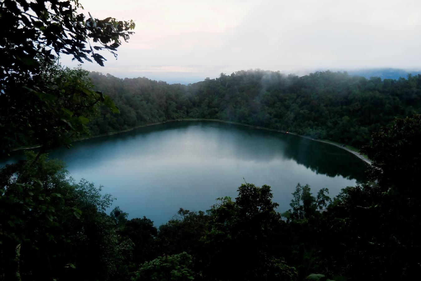 La Laguna de Chicabal, una cuenca sagrada de los mayas color verde esmeralda y rodeada por un bosque de nubes donde se escucha el murmullo del quetzal, es un encuentro espiritual de indígenas: antes del amanecer, centenares de indígenas Mam suben una montaña empinada para llegar al centro del cráter de Chicabal, que desde hace cientos de años se ha convertido en el escenario de la «Rogativa de la lluvia». 