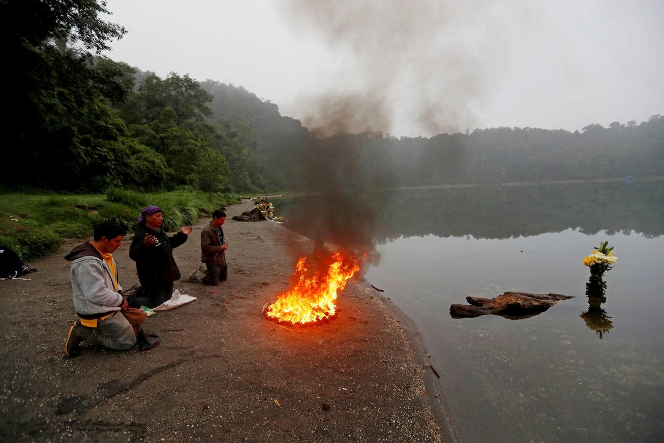 La Laguna de Chicabal, una cuenca sagrada de los mayas color verde esmeralda y rodeada por un bosque de nubes donde se escucha el murmullo del quetzal, es un encuentro espiritual de indígenas: antes del amanecer, centenares de indígenas Mam suben una montaña empinada para llegar al centro del cráter de Chicabal, que desde hace cientos de años se ha convertido en el escenario de la «Rogativa de la lluvia». 