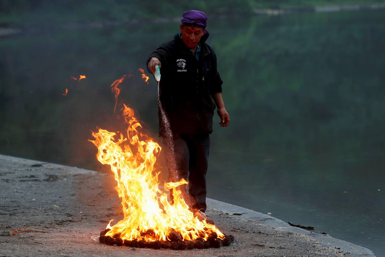 La Laguna de Chicabal, una cuenca sagrada de los mayas color verde esmeralda y rodeada por un bosque de nubes donde se escucha el murmullo del quetzal, es un encuentro espiritual de indígenas: antes del amanecer, centenares de indígenas Mam suben una montaña empinada para llegar al centro del cráter de Chicabal, que desde hace cientos de años se ha convertido en el escenario de la «Rogativa de la lluvia». 
