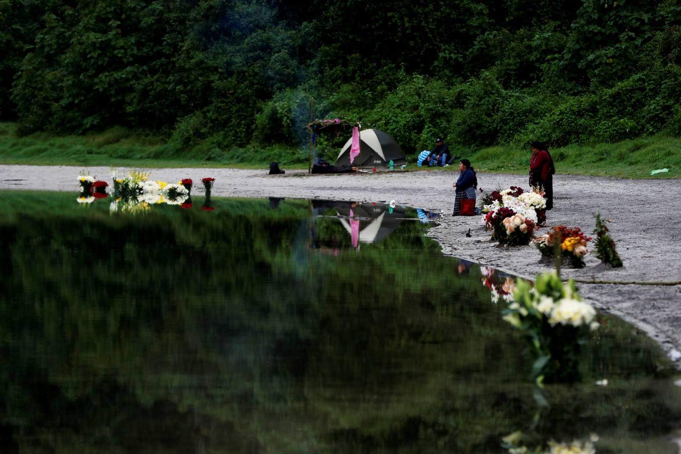 La Laguna de Chicabal, una cuenca sagrada de los mayas color verde esmeralda y rodeada por un bosque de nubes donde se escucha el murmullo del quetzal, es un encuentro espiritual de indígenas: antes del amanecer, centenares de indígenas Mam suben una montaña empinada para llegar al centro del cráter de Chicabal, que desde hace cientos de años se ha convertido en el escenario de la «Rogativa de la lluvia». 