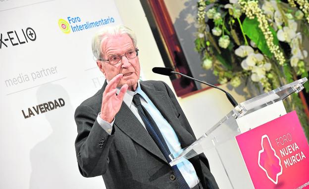 Antonio Garrigues Walker, durante la conferencia que impartió ayer en el Foro Nueva Murcia. 