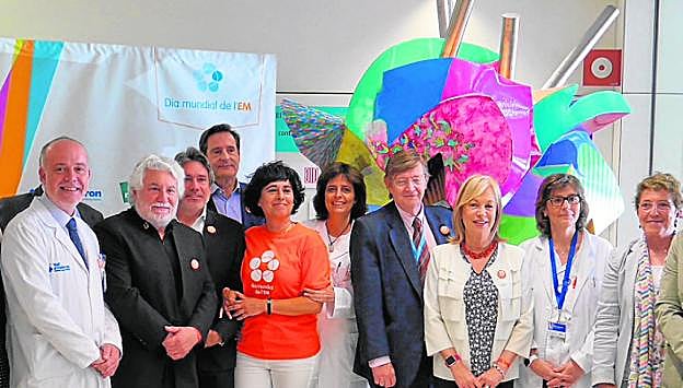 Cristóbal Gabarrón (2i), ayer, junto a profesionales sanitarios y pacientes y la obra, en Barcelona. 