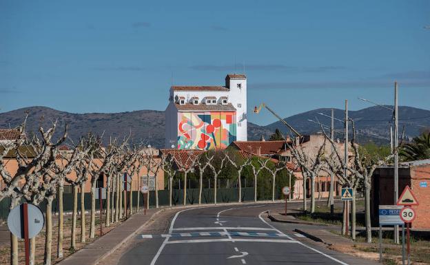 Pintura en el silo de Malagón, obra del colectivo artístico Hell'O.