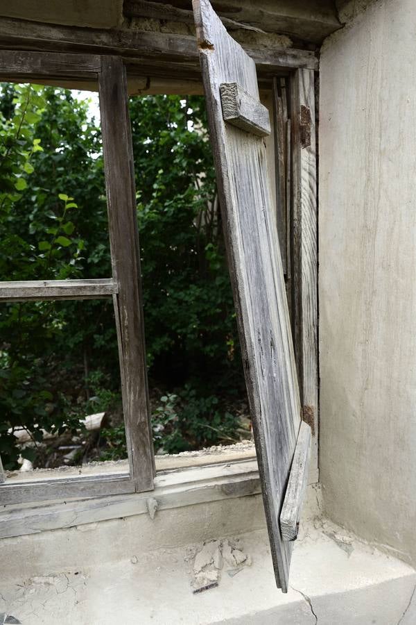 La aldea de Aledo sucumbe al paso del tiempo, devorada por el olvido y la vegetación.