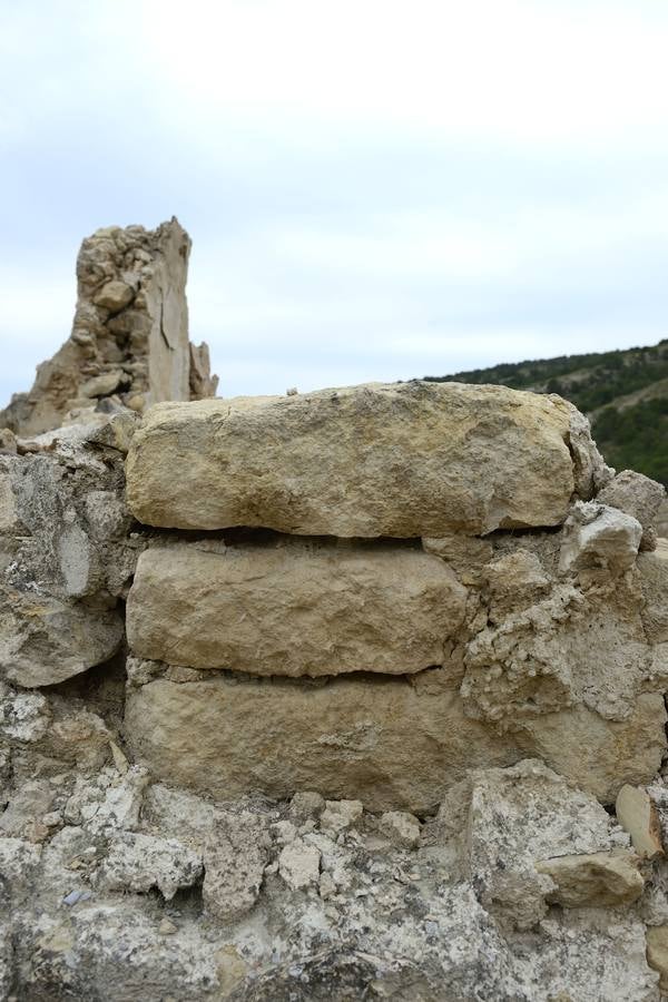 La aldea de Aledo sucumbe al paso del tiempo, devorada por el olvido y la vegetación.