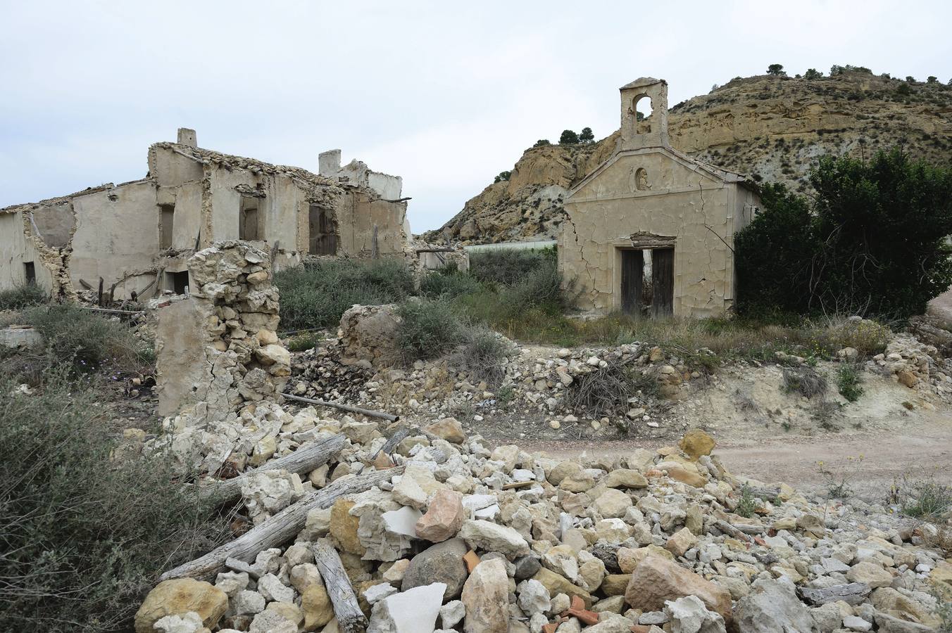 La aldea de Aledo sucumbe al paso del tiempo, devorada por el olvido y la vegetación.