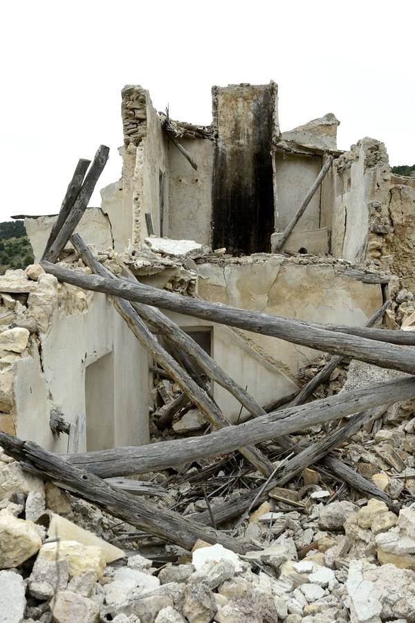 La aldea de Aledo sucumbe al paso del tiempo, devorada por el olvido y la vegetación.