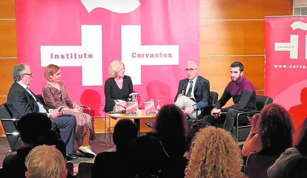 Antonio Botías y Mari Cruz Sánchez (2 y 3d), junto a tres de los españoles emigrados a Suecia, durante la presentación del libro el pasado miércoles en la sede del Instituto Cervantes en el país nórdico. 