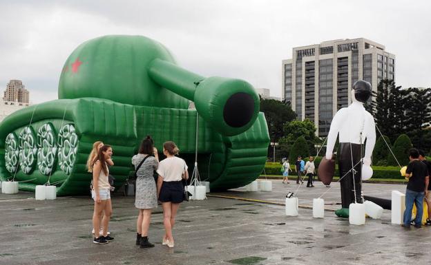 Un tanque hinchable y una figura hinchable recuerdan en Taipei lo ocurrido en Tiananmente. 