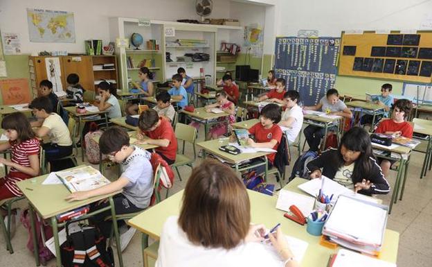 Varios alumnos hacen un examen de repesca en una imagen de archivo. 